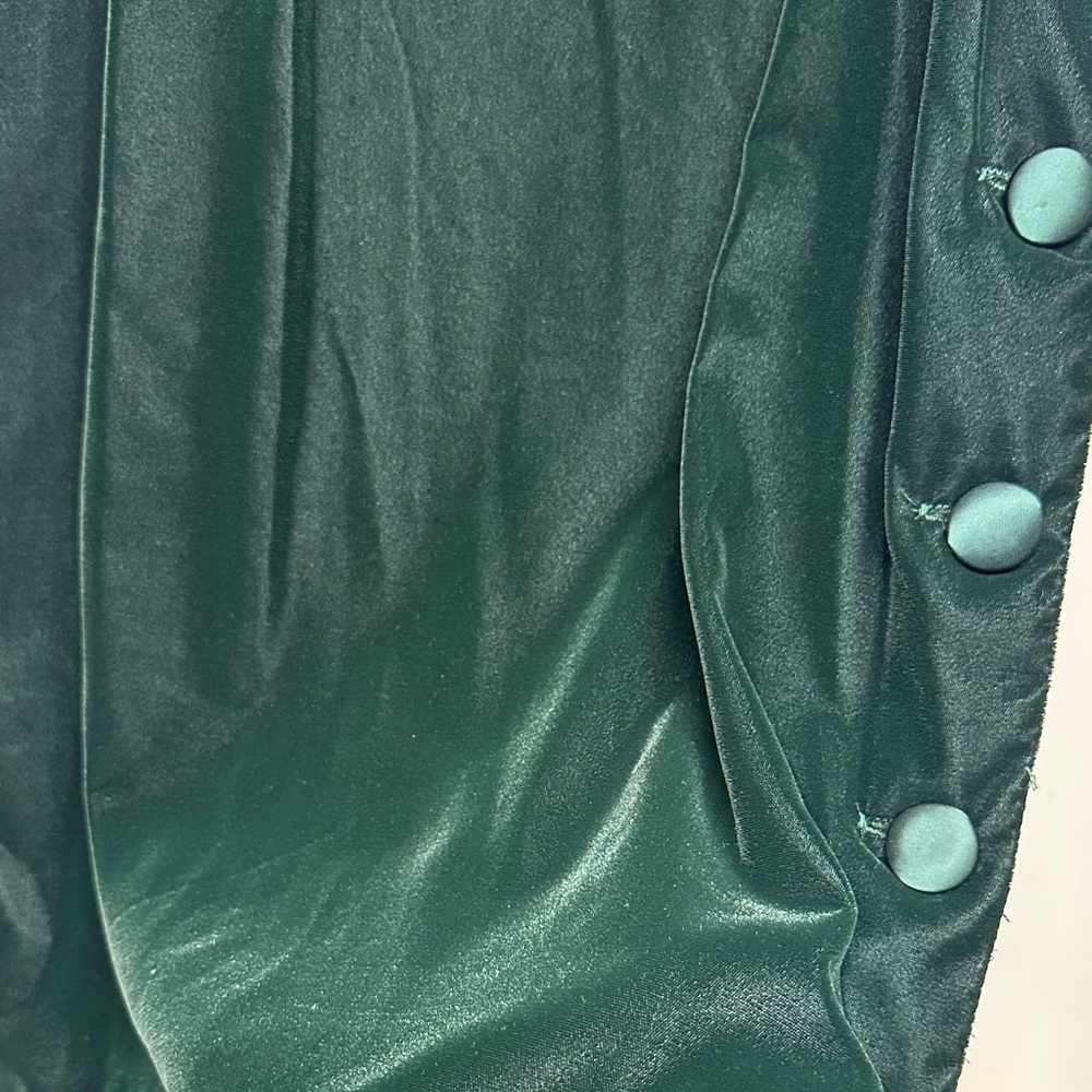 Jessica Howard Elegant Green Velour Midi Dress with Elegant Side Button - Picture 3 of 9